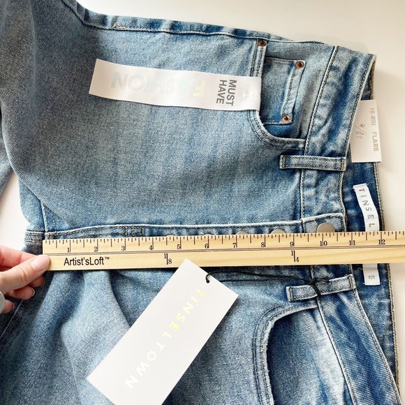 Tinseltown NEW Hi-Rise Flare Jeans Light Wash Denim Chewed Hem - Size 5/27 - Picture 7 of 8